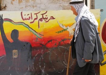 الغرامات التعسفية: سرقة أموال الأسرى لم تردع مقاومتهم!