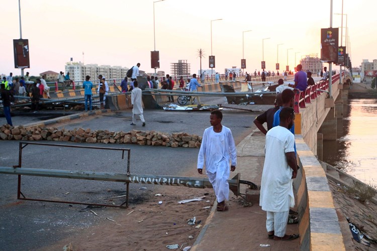 في الذكرى الثالثة لتظاهرات السودان.. السلطات تغلق الجسور وتقطع الإنترنت