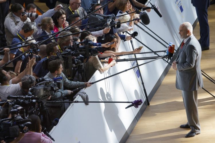 ألبانيا للأوكرانيين: لا تتوهموا كثيراً بشأن الانضمام إلى الاتحاد الأوروبي