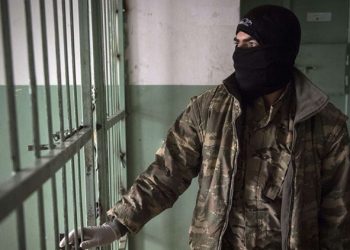 سورية: هروب سجناء من “داعش” في هجوم على سجن الرقة المركزي