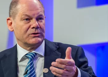 شولتز ينقذ بايدن خلال قمة مجموعة السبع.. فيديو