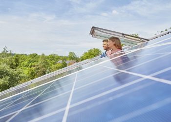 اختراع جديد يحول النوافذ إلى ألواح شمسية نشطة