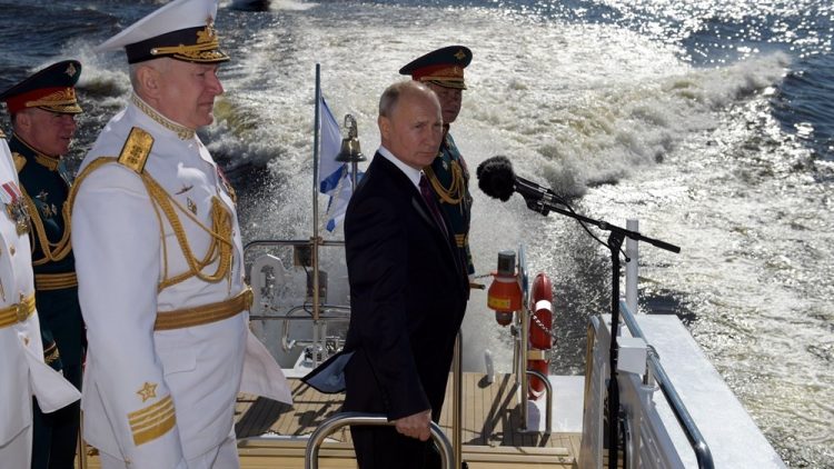 بوتين يشارك في عرض للأسطول البحري الروسي ويوقّع العقيدة البحرية الجديدة
