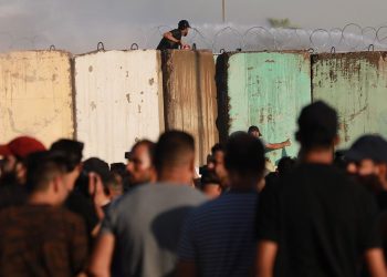 متظاهرون يقتحمون المجلس النيابي وسط بغداد.. والكاظمي يصدر بياناً