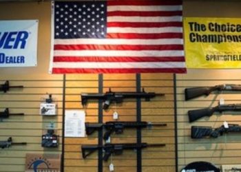 “الغارديان”: العنف المسلّح في أميركا أصبح أكثر فتكاً وانتشاراً