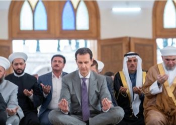 الرئيس السوري بشار الأسد يؤدي صلاة عيد الأضحى مع عدد من المصلين والوزراء في مدينة حلب.