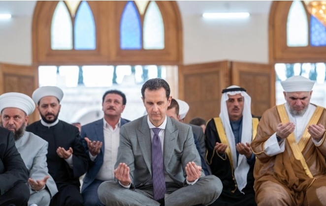 الرئيس السوري بشار الأسد يؤدي صلاة عيد الأضحى مع عدد من المصلين والوزراء في مدينة حلب.