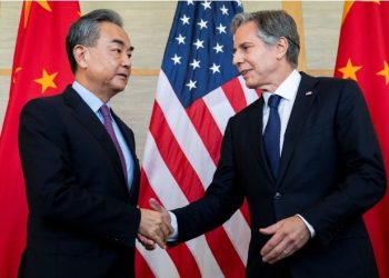 وزير الخارجية الصيني يبلغ نظيره الأميركي بأن العلاقات بين البلدين مهددة بالانحراف