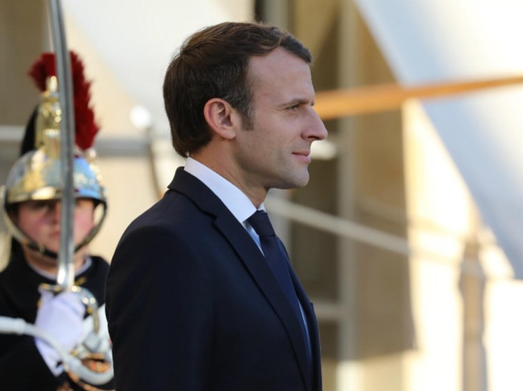 ماكرون في أفريقيا للدفاع عن مصالح مهتزّة وتحميل روسيا أزمة الغذاء
