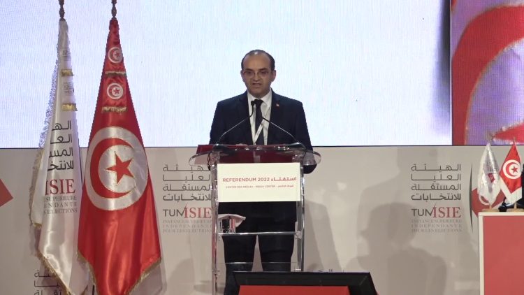 هيئة الانتخابات التونسية تعلن قبول مشروع الدستور الجديد