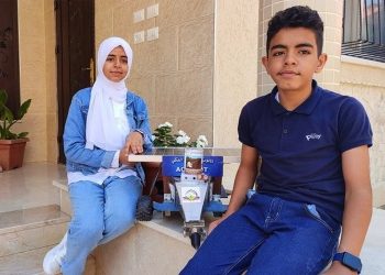 طفلان فلسطينيان يبتكران روبوتاً لحماية المزارعين من اعتداءات الاحتلال