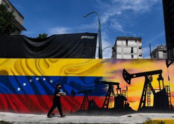 كاركاس تتهم واشنطن باستهداف مصانع تكرير النفط في البلاد