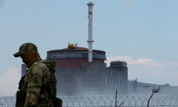 الدفاع الروسية: أسقطنا طائرة مسيّرة أوكرانية حاولت مهاجمة محطة زاباروجيا