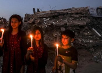 أطفال غزة يضيئون الشموع حداداً على قرنائهم الشهداء