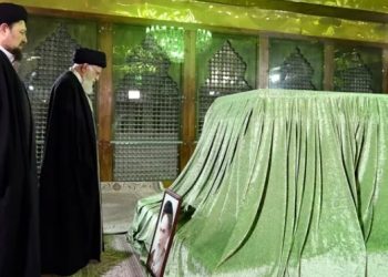 السيد خامنئي يشارك في غسل ضريح الإمام الرضا في مشهد لأول مرة منذ أزمة كورونا..