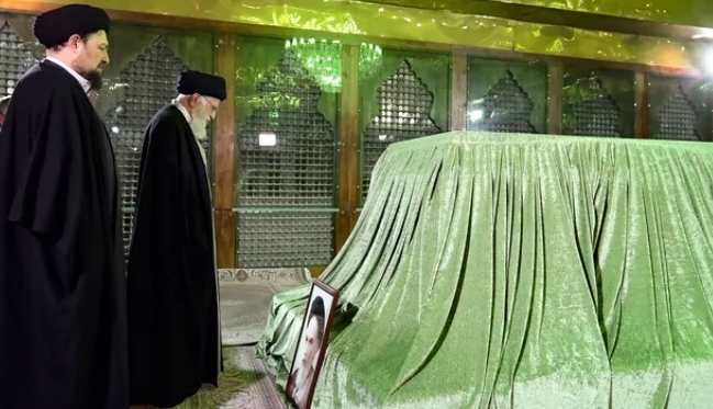 السيد خامنئي يشارك في غسل ضريح الإمام الرضا في مشهد لأول مرة منذ أزمة كورونا..