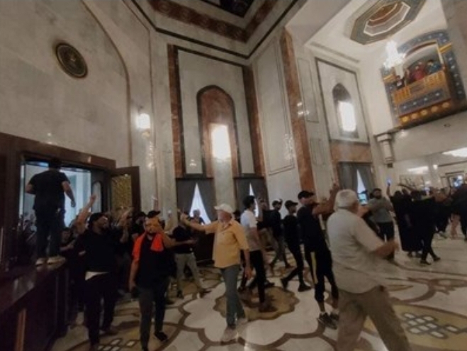 العراق: أنصار الصدّر يقتحمون القصر الجمهوري.. وإعلان حظر تجوّل في جميع المحافظات