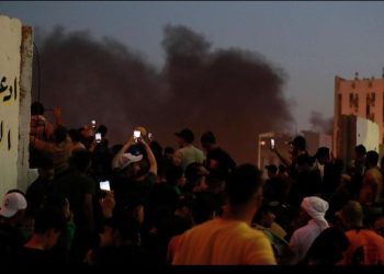 تصاعد أعمدة الدخان داخل المنطقة الخضراء قرب مجلس النواب العراقي..