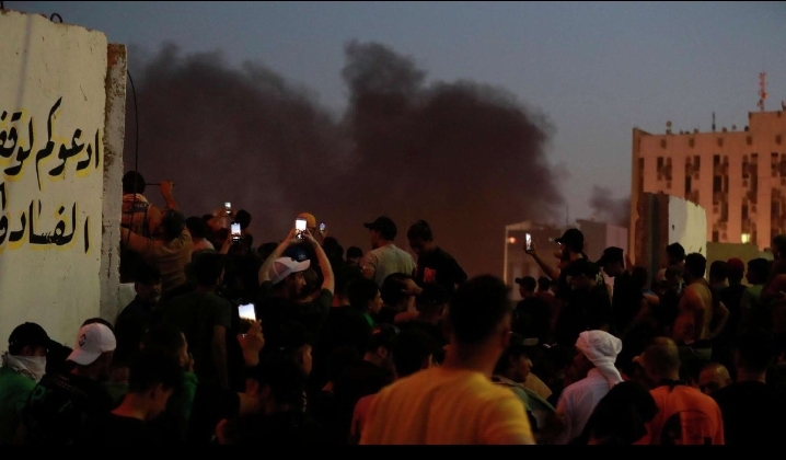 تصاعد أعمدة الدخان داخل المنطقة الخضراء قرب مجلس النواب العراقي..