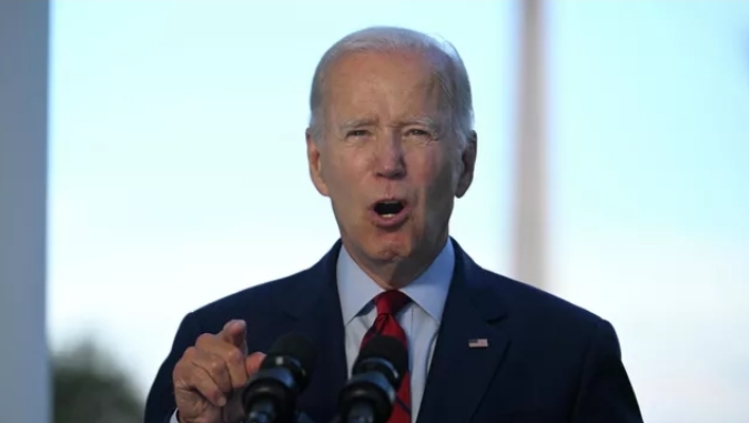 بايدن: أنا مصمم على حظر بيع الأسلحة الهجومية للمدنيين