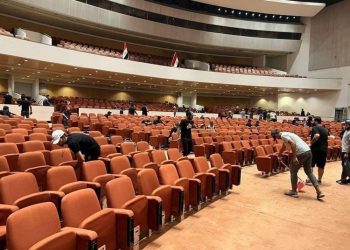 العراق: الصدر يوجّه مناصريه إلى إخلاء مبنى البرلمان.. والاعتصام حوله