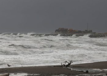 عاصفة بقوة نادرة و شديدة تضرب الأسكا