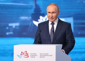 مشجعو فنربخشة التركي يرتدون أقنعة تحمل صورة بوتين قبل لقاء فريقهم ودينامو كييف الأوكراني