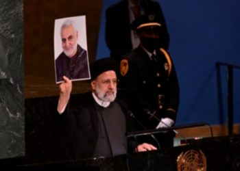 الرئيس الإيراني يرفع صورة سليماني في الأمم المتحدة