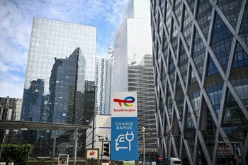 إضرابات عمال توتال وأكسون في فرنسا يراكم الصعوبات والتوترات للمواطنين