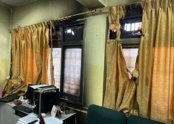 المستوطنون يحرقون مدرسة “عوريف” جنوب نابلس