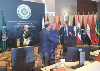 الجزائر تتسلم الرئاسة الدورية للقمة العربية لأول مرة “من دون ورق” وانطلاق الاجتماعات التحضيرية بعد مرور 3 سنوات عن تعذر انعقادها