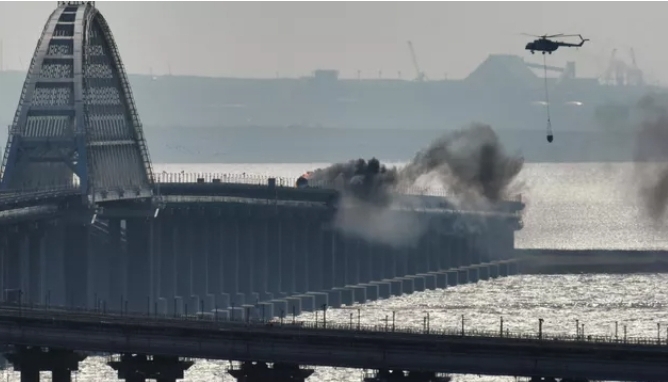 مرور 13 قطارا عبر جسر القرم ونقل نحو 6 آلاف راكب