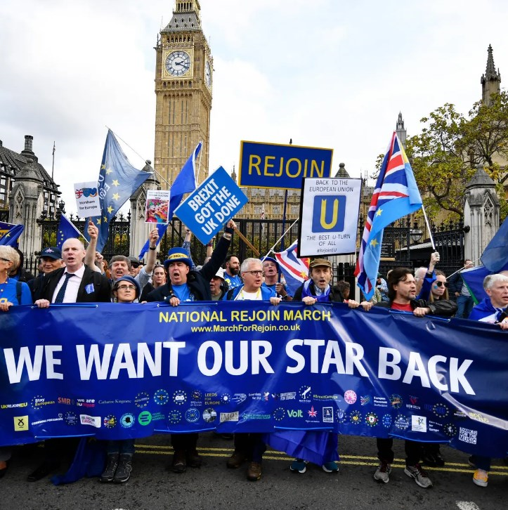 آلاف المتظاهرين في لندن يطالبون بالانضمام مجدداً إلى الاتحاد الأوروبي