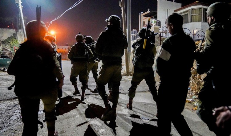 الاحتلال الإسرائيلي يعتقل عدداً من الفلسطينيين ومستوطنون يقتحمون الأقصى