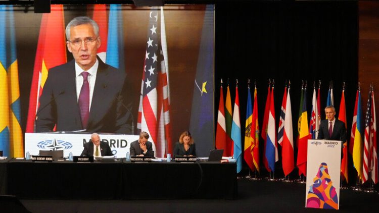 الناتو يقر بتقديمه مساعدة عسكرية كبيرة لأوكرانيا قبل بداية العملية العسكرية الروسية