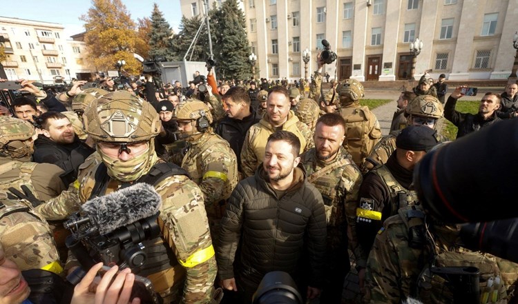 زيلينسكي يزور خيرسون والكرملين يعلّق