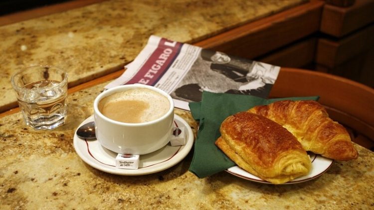 طريقة خاطئة لتناول مشروب شائع تسبب مشكلات صحية