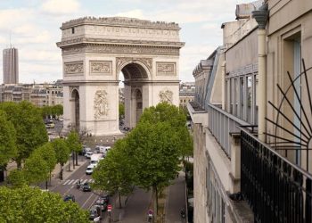 إحراق علم “إسرائيل” في جادة الشانزليزيه في باريس