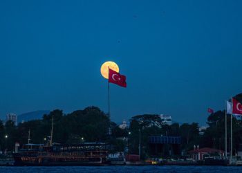 اصطفاف طابور من السفن يمتد لكيلومترات بانتظار عبور البوسفور