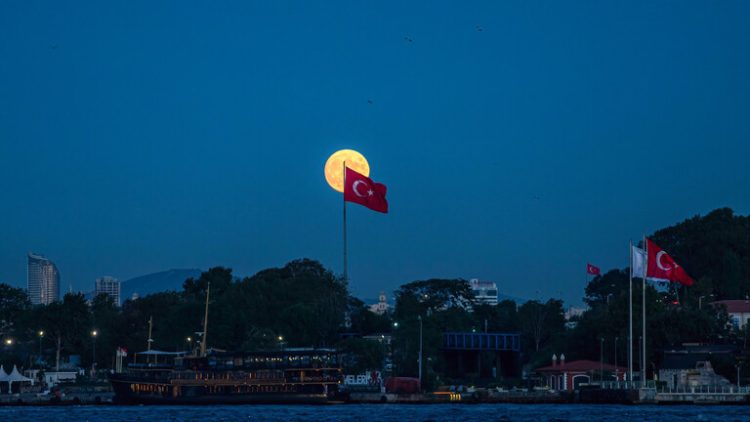 اصطفاف طابور من السفن يمتد لكيلومترات بانتظار عبور البوسفور