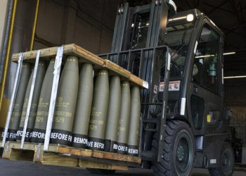 خبير عسكري أمريكي يكشف سبب خشية واشنطن من إرسال أحدث أسلحتها إلى أوكرانيا