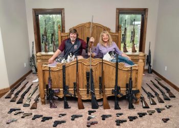 لدى الأمريكيين في بيوتهم من السلاح ما يفوق عددهم.. ما السبب؟