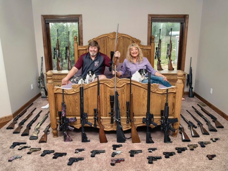 لدى الأمريكيين في بيوتهم من السلاح ما يفوق عددهم.. ما السبب؟