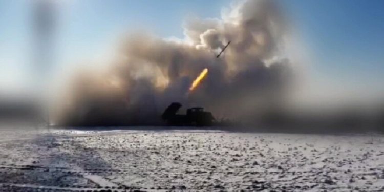 الدفاع الروسية: ضرب مواقع طاقة يستخدمها الجيش الأوكراني وتدمير زورق مسير في البحر الأسود