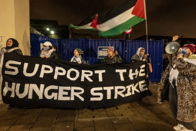 بريطانيا: محتجون يقتحمون سجن “وورموود سكربس” دعماً لناشط من “فلسطين أكشن”