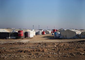 الاستخبارات الأمريكية: حوالي 20 ألف شخص فروا من مخيم الهول في سوريا بينهم عناصر “داعش”