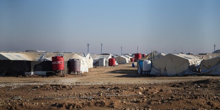 الاستخبارات الأمريكية: حوالي 20 ألف شخص فروا من مخيم الهول في سوريا بينهم عناصر “داعش”
