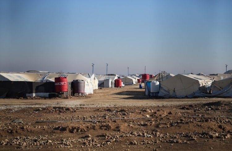 الاستخبارات الأمريكية: حوالي 20 ألف شخص فروا من مخيم الهول في سوريا بينهم عناصر “داعش”