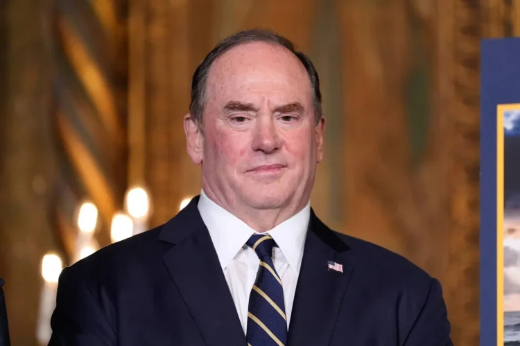 في توقيت حساس.. “البنتاغون” يعلن مغادرة وزير البحرية الأميركية منصبه