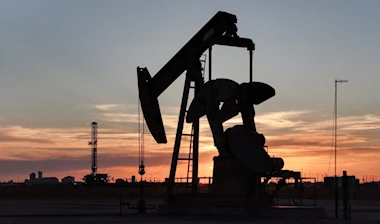 أسعار النفط ترتفع وسط محدودية مرور الشحنات عبر مضيق هرمز